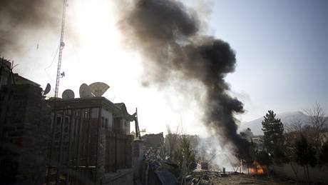 Z místa exploze v Kábulu stoupá dým (15.12.2009)