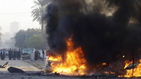 Poár na míst jedné z explozí v Bagdádu (15.12.2009)