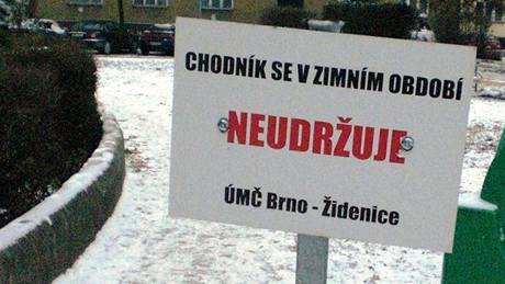 Cedule upozorují na neudrované chodníky v Brn