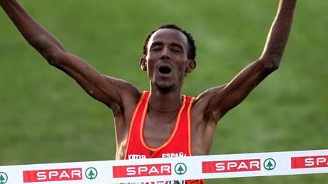 Alemayehu Bezabeh dobíhá jako první do cíle závodu mistrovství Evropy v krosu