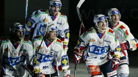 Pardubice: hokejisté se radují z gólu