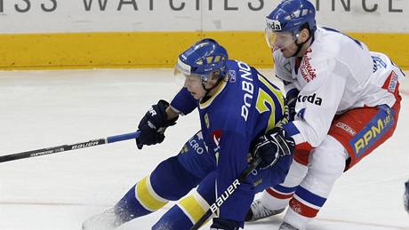 esko - védsko: Filip Novák (vpravo) brání Johana Harjua