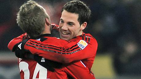 Leverkusen: Michal Kadlec (zády) a Gonazlo Castro se radují z gólu