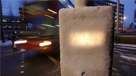 Zima ve Velké Británii. Na snímku ulice v londýnské ásti Croydon. (16. prosince 2009)