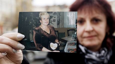 Monika Srbecká ukazuje fotografii své matky Evy Kudjové.
