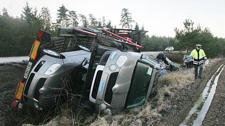 Na namrzlé vozovce u Sevtína na eskobudjovicku se pevrátil kamión peváející nové osobní automobily. (10. prosince 2009)
