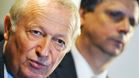 Ministr financí Eduard Janota a premiér Jan Fischer.