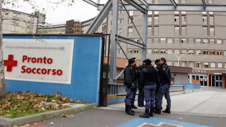 Nemocnice, ve které je po verejím útoku oetován Silvio Berlusconi. (14. prosince 2009)