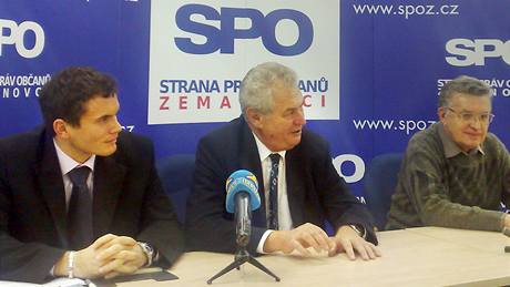 Tisková konference Strany práv oban. Uprosted sedí zakladatel strany Milo Zeman. (17. prosince 2009)