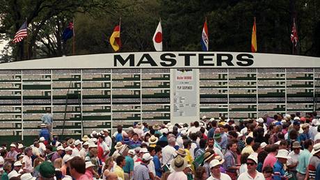 US Masters, Augusta National Golf Club - diváci a výsledková tabule.