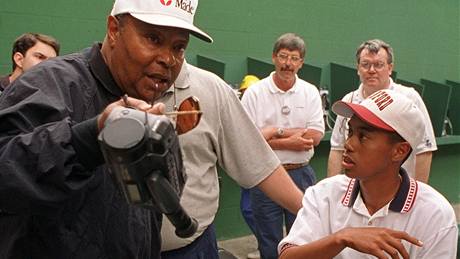 Earl Woods a Tiger Woods, otec trenr a syn amatr v roce 1995.
