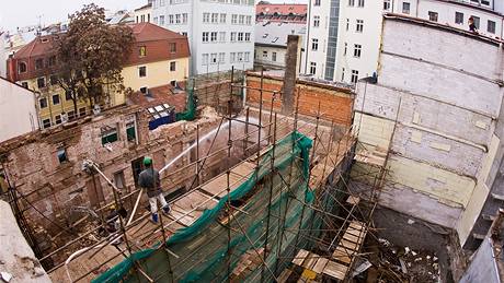 Jak pokrauje odstraování zíceného domu v Soukenické ulici zkontrolovali úedníci stavebního úadu i zástupci msta (10. prosince 2009)