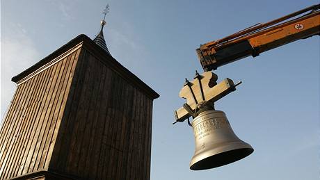 Dva zvony, které vznikly v holandské díln eského zvonae Petra R. Manouka, u jsou v eleznobrodské zvonici (16. prosince 2009)