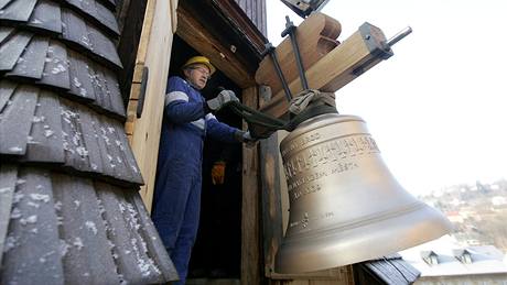 Dva zvony, které vznikly v holandské díln eského zvonae Petra R. Manouka, u jsou v eleznobrodské zvonici (16. prosince 2009)