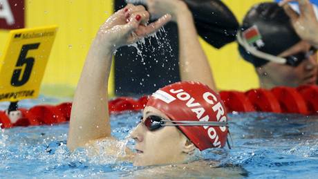 Chorvatská plavkyn Sanja Jovanoviová se raduje z triumfu na mistrovství Evropy v závod na 50 metr znak.