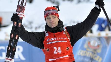 Ole Einar Björndalen oslavil v Hochfilzenu 90. triumf ve SP biatlonist