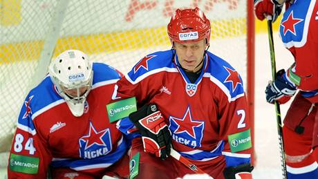 Vja�eslav Fetisov v dresu CSKA Moskva v utkání proti Petrohradu