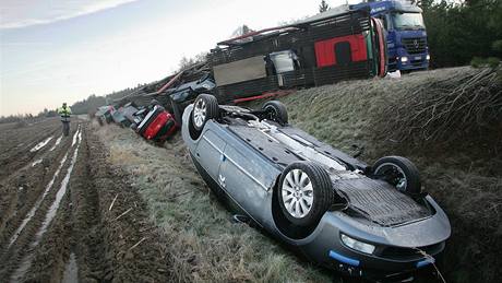 Nehoda kamionu, peváejícího osobní auta, díky náledí na E55 u sjezdu na evtín ve smru na eské Budjovice. 