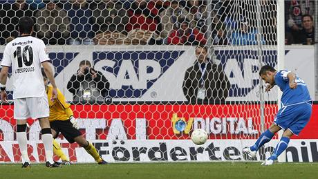 MORÁVKOVA CHVÍLE. Spoluhrái z Schalke blahopejí Janu Morávkovi (uprosted) ke gólu, který na hiti Werderu Brémy vstelil jen minutu potom, co piel na hit.