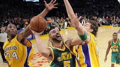 LA Lakers - Utah: hostující Carlos Boozer útoí, brání domácí Kobe Bryant (vlevo) a  Pau Gasol. 