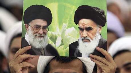 Demonstranti tímají v ruce portréty ajatolláha Rúholláha Chomejního (vpravo) a také souasného duchovního vdce Alí Chameneího 