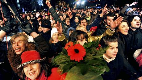 Makedonci oslavují v ulicích Skopje zavedení bezvízového styku do EU (19. prosince 2009) 