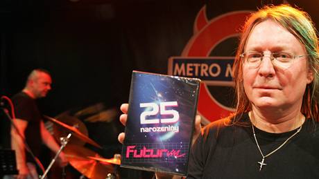 Art rocková legenda Futurum v ele se zpvákem Romanem Dragounem poktila v klubu Metro Music Bar DVD ke svému 25. výroí 