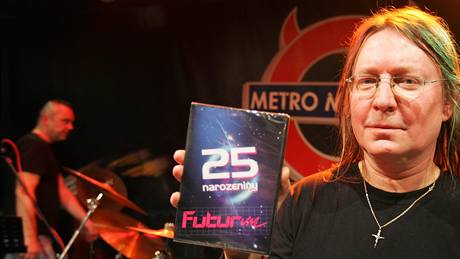 Art rocková legenda Futurum v �ele se zp�vákem Romanem Dragounem pok�tila v klubu Metro Music Bar DVD ke svému 25. výro�í 