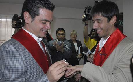 Koncem prosince se v Argentin vzali první homosexuálové v Latinské Americe José María Di Bello a Alex Freyre (29. prosince 2009)