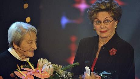 Cenu pro sportovní legendu pevzala Ája Vrzáová (vpravo) od Dany Zátopkové