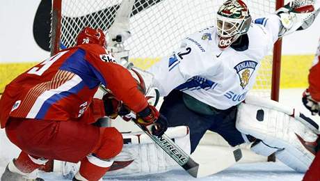 VETERÁN V AKCI. Sergej Fjodorov stílí gól finskému brankái Backstromovi.
