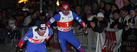 3. roník exhibiního závodu v bhu na lyích Carlsbad Ski Sprint, 26. prosince v Karlových Varech. Luká Bauer (vpravo) a Milan perl ve sprintu dvojic volnou technikou.