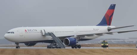 Airbus A330 bezpen pistál poté, co útoníka pemohli cestující. (26. prosince 2009)