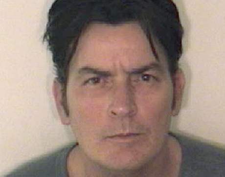 Charlie Sheen poté, co ho v pátek zatkla policie.