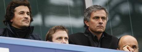 Trenér José Mourinho se krátce po losu vydal na Chelsea, aby sledoval soupee pro osmifinále Ligy mistr.