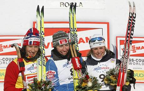 Ti nejlepí eny ze závodu na 15 km klasicky: zleva druhá Marit Björgenová, vítzka Justyna Kowalczyková a bronzová Anna Haagová.