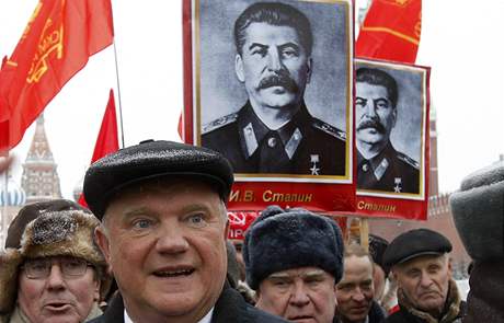 Stalinisté na Rudém námstí v Moskv.