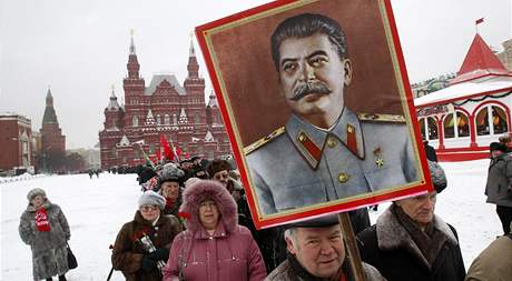 Rutí stalinisté na Rudém námstí v Moskv
