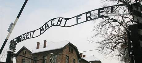 Pedloni zlodji ukradli i nápis Arbeit macht frei nad vstupní branou do osvtimského koncentraního tábora