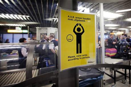 Nápis ped bezpenostním skenerem na letiti Schiphol v Amsterdamu.