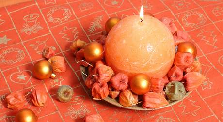 Vánoní svícen ladný do oranové barvy budete mít hotový doslova za pár minut