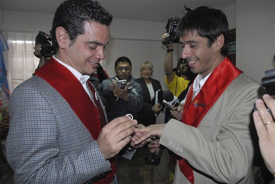 Koncem prosince se v Argentin vzali první homosexuálové v Latinské Americe José María Di Bello a Alex Freyre (29. prosince 2009)