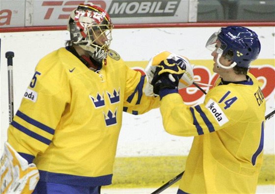 Švédsky brankář Jacob Markstrom a Mattias Ekholm se radují z vítězství.