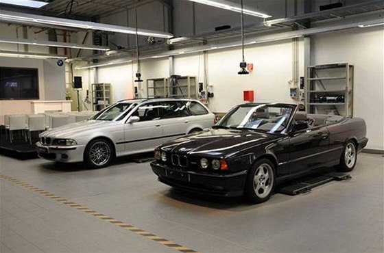 BMW M5 (E39) Touring a BMW M5 (E34) Convertible 