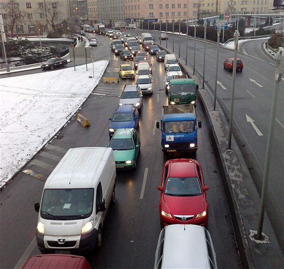 Hlavním viníkem patného ovzduí je v Olomouci a pedevím Perov doprava. Nejhorí jsou zácpy a pomalu popojídjící kolony. Ilustraní foto