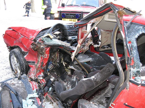 U Domaova narazilo auto do nkolika strom, spolujezdec na míst zemel