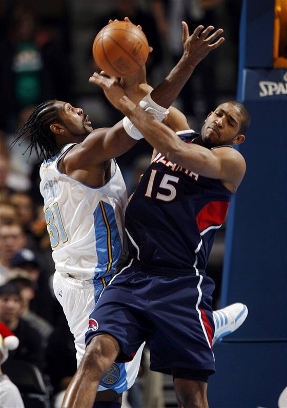 Denver - Atlanta: Nene (vlevo) a Al Horford