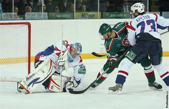 eský hokejový obránce Angel Krstev v dresu Niného Novgorodu (vpravo).