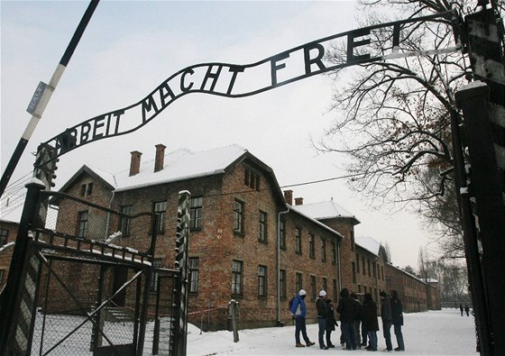 Nápis Arbeit macht frei v koncentraním táboru Osvtim
