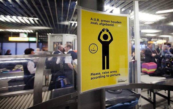 Nápis ped bezpenostním skenerem na letiti Schiphol v Amsterdamu